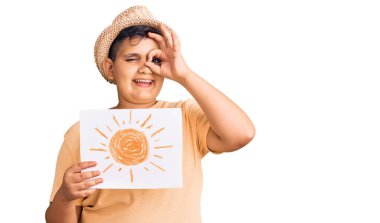 Güneşi tutan küçük çocuk gülümsüyor. Mutluluktan gülümsüyor. 