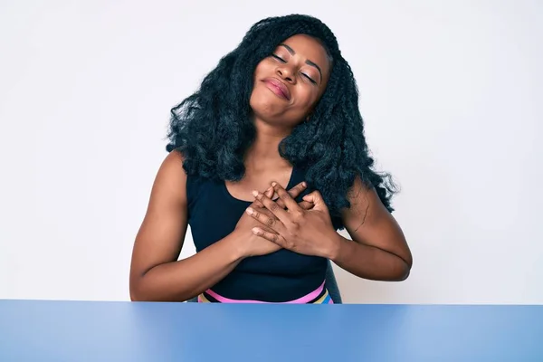 Prachtige Afrikaanse Vrouw Casual Kleding Zittend Tafel Glimlachend Met Handen — Stockfoto