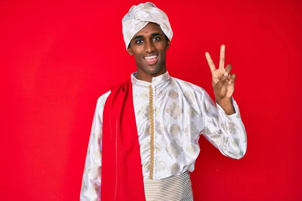 Bonito Homem Indiano Vestindo Roupas Saree Sherwani Tradição Mostrando Apontando — Fotografia de Stock