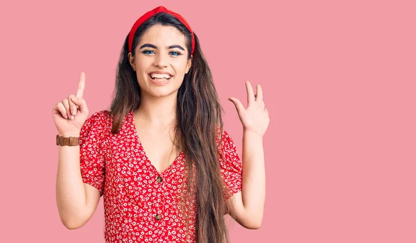 Menina Adolescente Morena Usando Vestido Verão Mostrando Apontando Para Cima — Fotografia de Stock