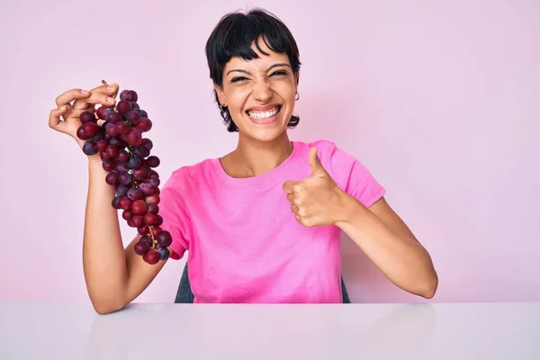 Beautiful Brunettte Woman Holding Branch Fresh Grapes Smiling Happy Positive — Stock Photo, Image