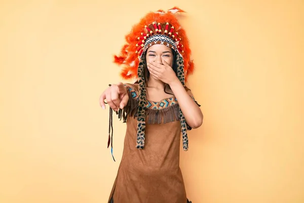 Mladá Krásná Latinská Dívka Indiánském Kostýmu Smějící Ukazující Prstem Kameru — Stock fotografie
