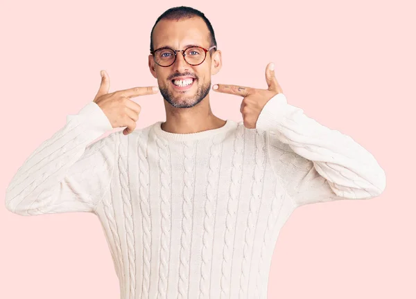 Homem Bonito Jovem Vestindo Roupas Casuais Óculos Sorrindo Alegre Mostrando — Fotografia de Stock