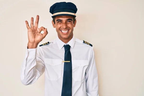 Jovem Hispânico Vestindo Uniforme Piloto Avião Sorrindo Positivo Fazendo Sinal — Fotografia de Stock