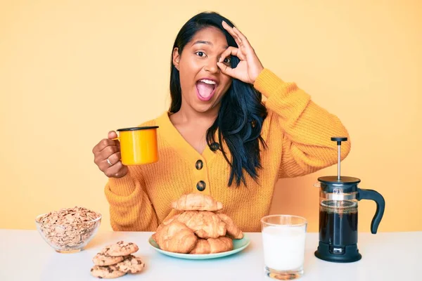 Linda Latina Jovem Com Cabelos Longos Sentado Mesa Tomando Café — Fotografia de Stock