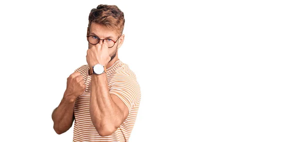 Young Caucasian Man Wearing Casual Clothes Glasses Ready Fight Fist — Stock Photo, Image