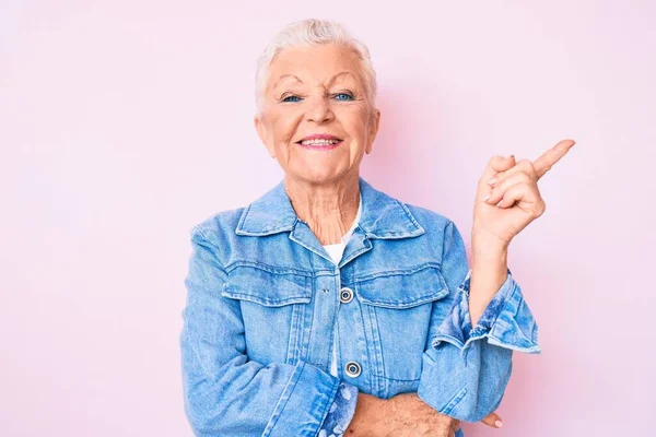 Senior Mooie Vrouw Met Blauwe Ogen Grijs Haar Dragen Casual — Stockfoto