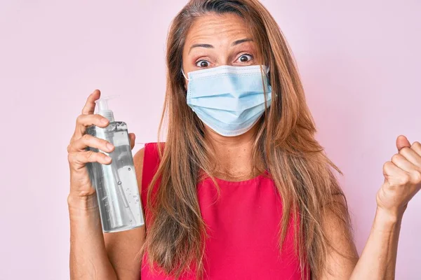 Mujer Hispana Mediana Edad Con Máscara Médica Sosteniendo Gel Desinfectante — Foto de Stock