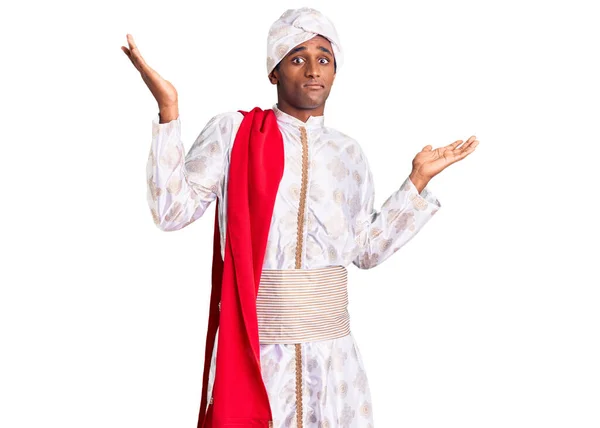Gelenek Giyinmiş Afrikalı Yakışıklı Bir Adam Sherwani Sari Kıyafetlerinden Bihaber — Stok fotoğraf