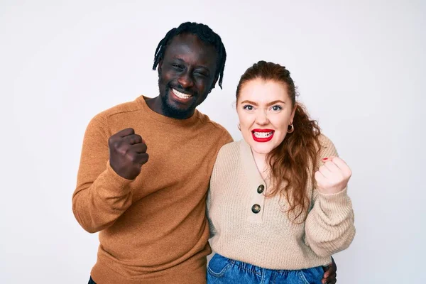 Casal Inter Racial Vestindo Roupas Casuais Muito Feliz Animado Fazendo — Fotografia de Stock