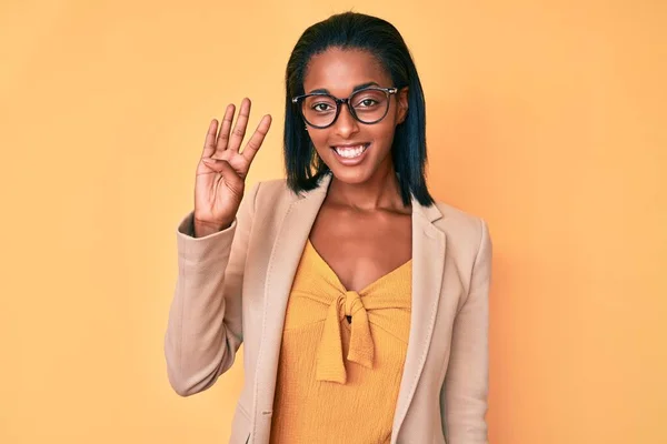 Jovem Afro Americana Vestindo Roupas Negócios Mostrando Apontando Para Cima — Fotografia de Stock