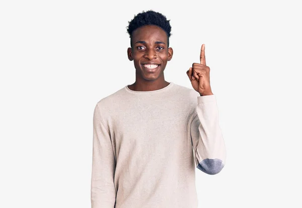 Ung Afrikansk Amerikan Vardagskläder Som Pekar Finger Upp Med Lyckad — Stockfoto