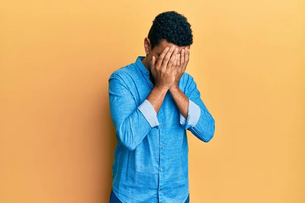 Jovem Árabe Vestindo Roupas Casuais Com Expressão Triste Cobrindo Rosto — Fotografia de Stock