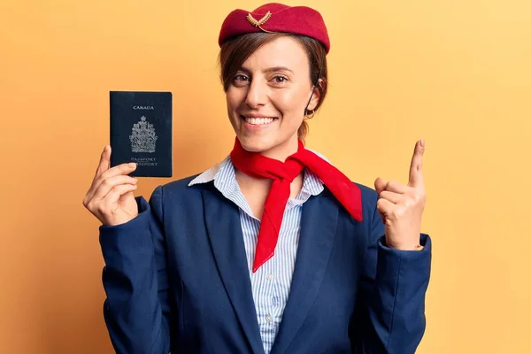 Молода Вродлива Жінка Формі Стюардеси Тримає Паспорт Канадійця Посміхається Радістю — стокове фото