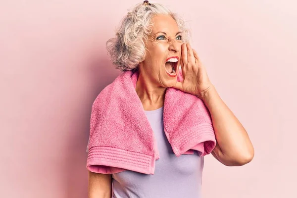 Senior Grijs Harige Vrouw Draagt Sportkleding Handdoek Schreeuwen Schreeuwen Luid — Stockfoto