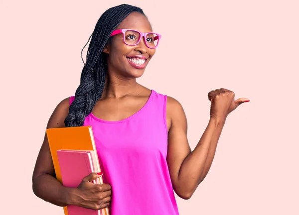 Mladá Africká Americká Žena Nosí Brýle Drží Knihu Ukazující Palec — Stock fotografie