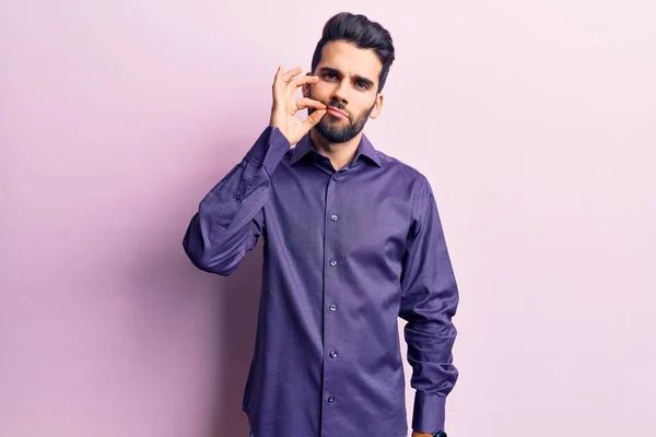 Joven Hombre Guapo Con Barba Con Camisa Casual Boca Labios —  Fotos de Stock