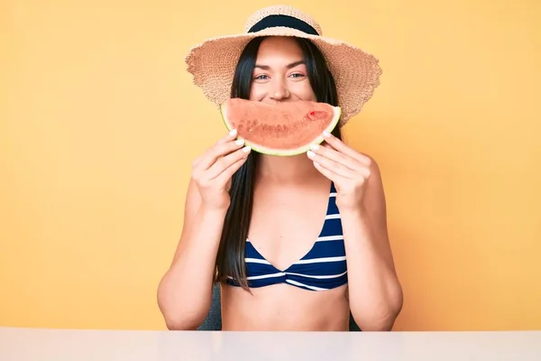 Joven Hermosa Mujer Caucásica Con Bikini Sombrero Sosteniendo Rebanada Sandía —  Fotos de Stock