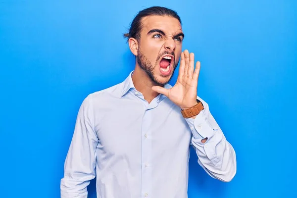 Jeune Homme Beau Portant Des Vêtements Travail Criant Criant Fort — Photo