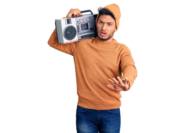 Guapo Joven Latinoamericano Sosteniendo Boombox Escuchando Música Haciendo Stop Gesture —  Fotos de Stock