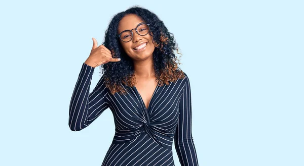Mladá Afroameričanka Neformálních Šatech Brýlích Usmívající Mávající Rukama Prsty Jako — Stock fotografie