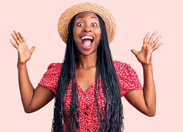 Молода Афроамериканка Одягнена Літню Шапку Зраділа Успіхам Піднявши Руки Закричавши — стокове фото
