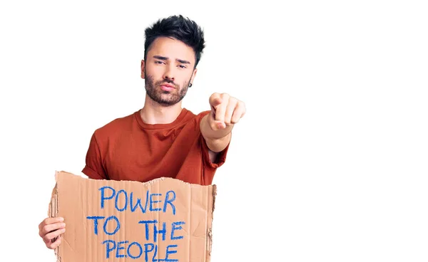 Jeune Homme Hispanique Tenant Pouvoir Bannière Peuple Pointant Doigt Caméra — Photo