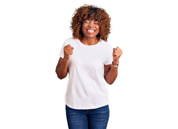 Mujer Afroamericana Joven Vistiendo Camiseta Blanca Casual Emocionada Por Éxito — Foto de Stock
