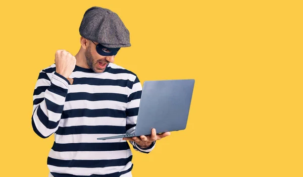 Jonge Knappe Man Draagt Inbraakmasker Met Laptop Schreeuwen Trots Vieren — Stockfoto