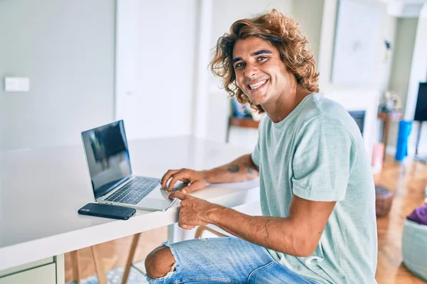 Evde Dizüstü Bilgisayar Kullanarak Mutlu Bir Şekilde Gülümseyen Genç Spanyol — Stok fotoğraf