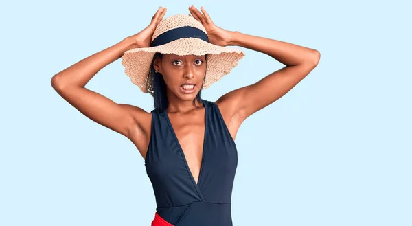 Ung Afrikansk Amerikansk Kvinna Bär Baddräkt Och Sommar Hatt Galen — Stockfoto