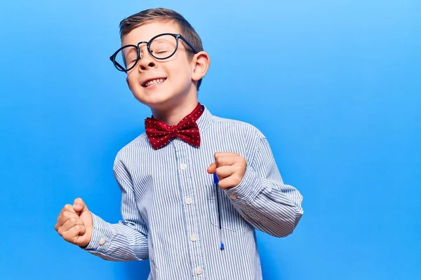 Lindo Niño Rubio Con Corbata Lazo Nerd Gafas Muy Feliz — Foto de Stock