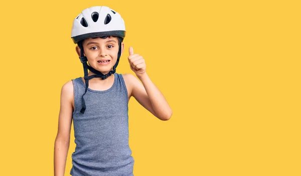 Bisiklet Kaskı Takan Küçük Sevimli Çocuk Mutlu Pozitif Gülümsüyor Başparmağıyla — Stok fotoğraf