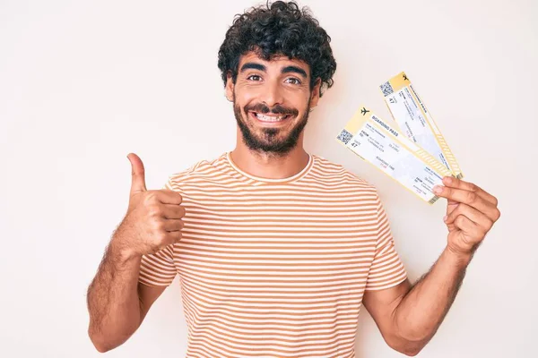 Guapo Joven Con Pelo Rizado Oso Sosteniendo Tarjeta Embarque Sonriendo —  Fotos de Stock