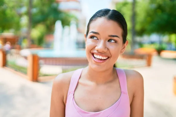 Junge Schöne Hispanische Sportliche Frau Fitness Outfit Lächelt Glücklich Und — Stockfoto