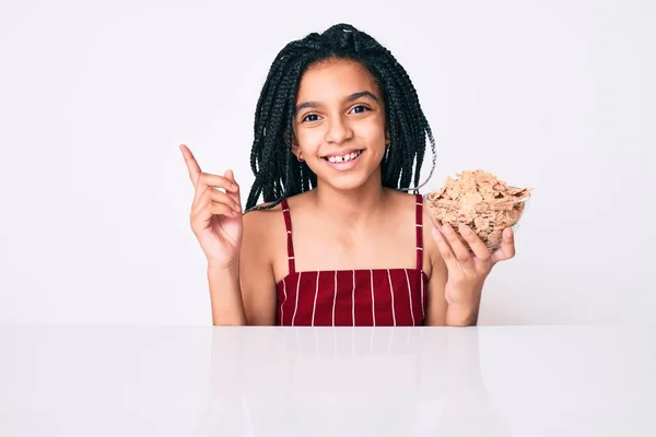 Giovane Ragazza Afroamericana Bambina Con Trecce Che Mangia Cereali Seduta — Foto Stock