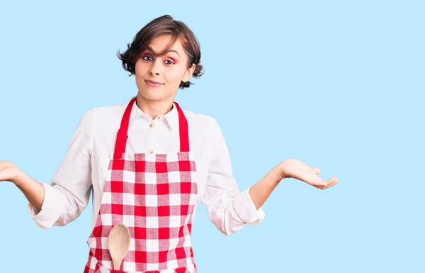 Hermosa Mujer Joven Con Pelo Corto Con Delantal Cocinero Profesional —  Fotos de Stock