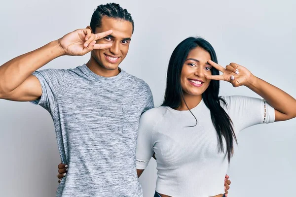 Junges Lateinisches Paar Lässiger Kleidung Das Friedenssymbol Mit Den Fingern — Stockfoto