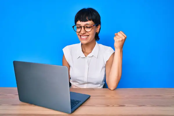 Hermosa Mujer Morena Trabajando Usando Computadora Portátil Gritando Orgulloso Celebrando — Foto de Stock