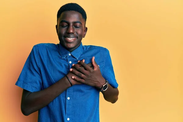 Jeune Homme Afro Américain Portant Des Vêtements Décontractés Souriant Avec — Photo