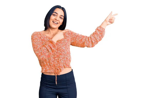 Joven Hermosa Mujer Latina Vistiendo Ropa Casual Sonriendo Mirando Cámara —  Fotos de Stock