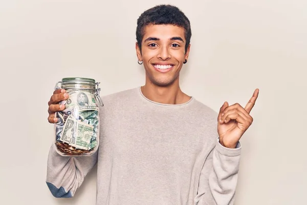 Giovane Uomo Africano Amerciano Che Tiene Vaso Con Risparmi Sorridendo — Foto Stock