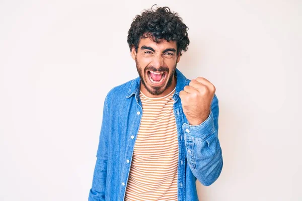 Joven Guapo Con Pelo Rizado Oso Con Chaqueta Vaquera Casual —  Fotos de Stock