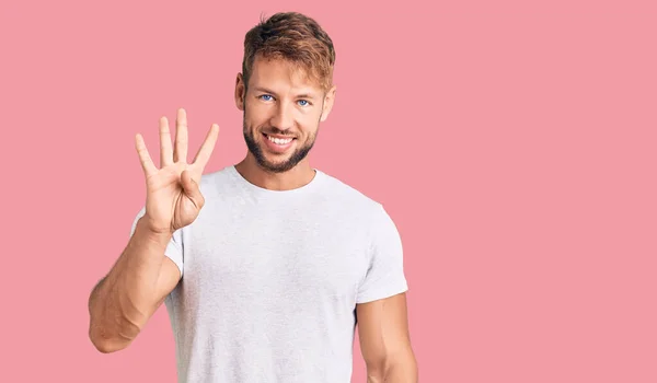 Jonge Blanke Man Draagt Casual Witte Tshirt Tonen Wijzen Met — Stockfoto