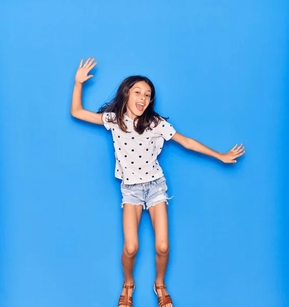 Entzückendes Hispanisches Mädchen Lässiger Kleidung Das Glücklich Lächelt Springen Mit — Stockfoto
