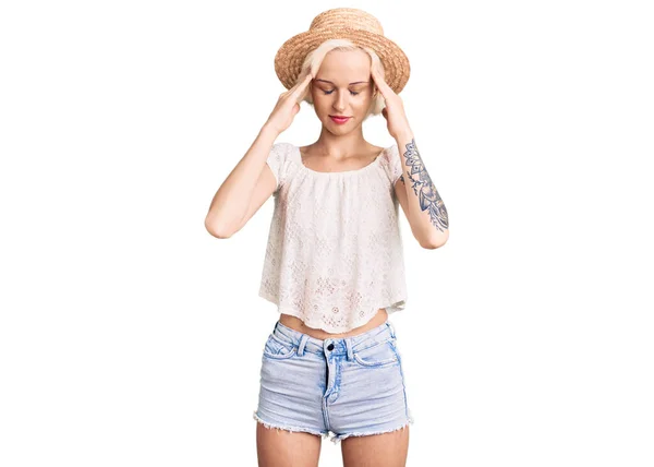 Jeune Femme Blonde Avec Tatouage Portant Chapeau Été Avec Main — Photo