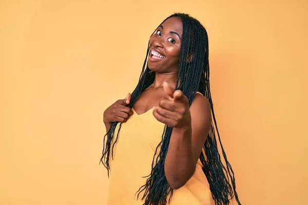 Femme Afro Américaine Avec Des Tresses Portant Des Vêtements Décontractés — Photo