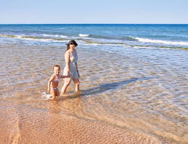 Bella Madre Figlia Che Giocano Spiaggia — Foto Stock