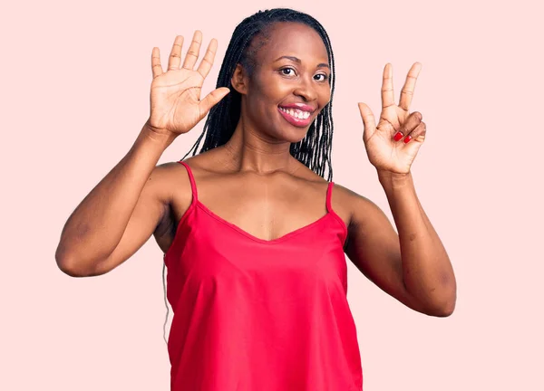 年轻的非洲裔美国女人穿着休闲装 手指指向八号 面带微笑 自信而快乐 — 图库照片