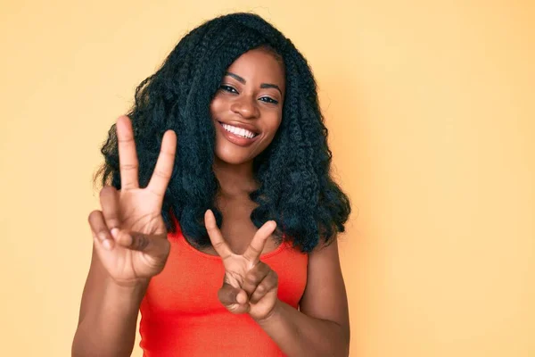 Mooie Afrikaanse Vrouw Met Casual Kleren Die Glimlacht Naar Camera — Stockfoto